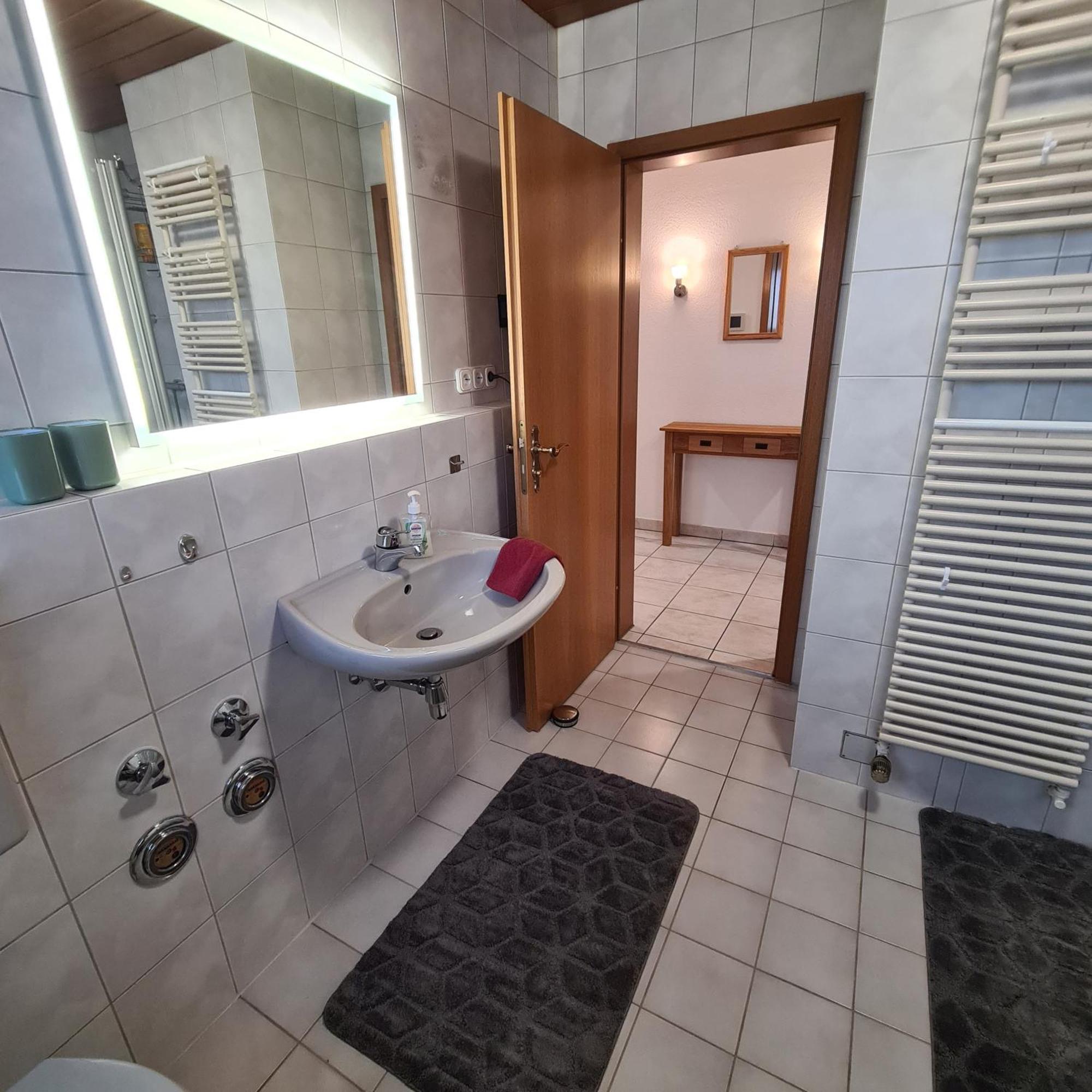 Gemuetliche 120 Qm Ferienwohnung Mit Balkon Adelsdorf Buitenkant foto