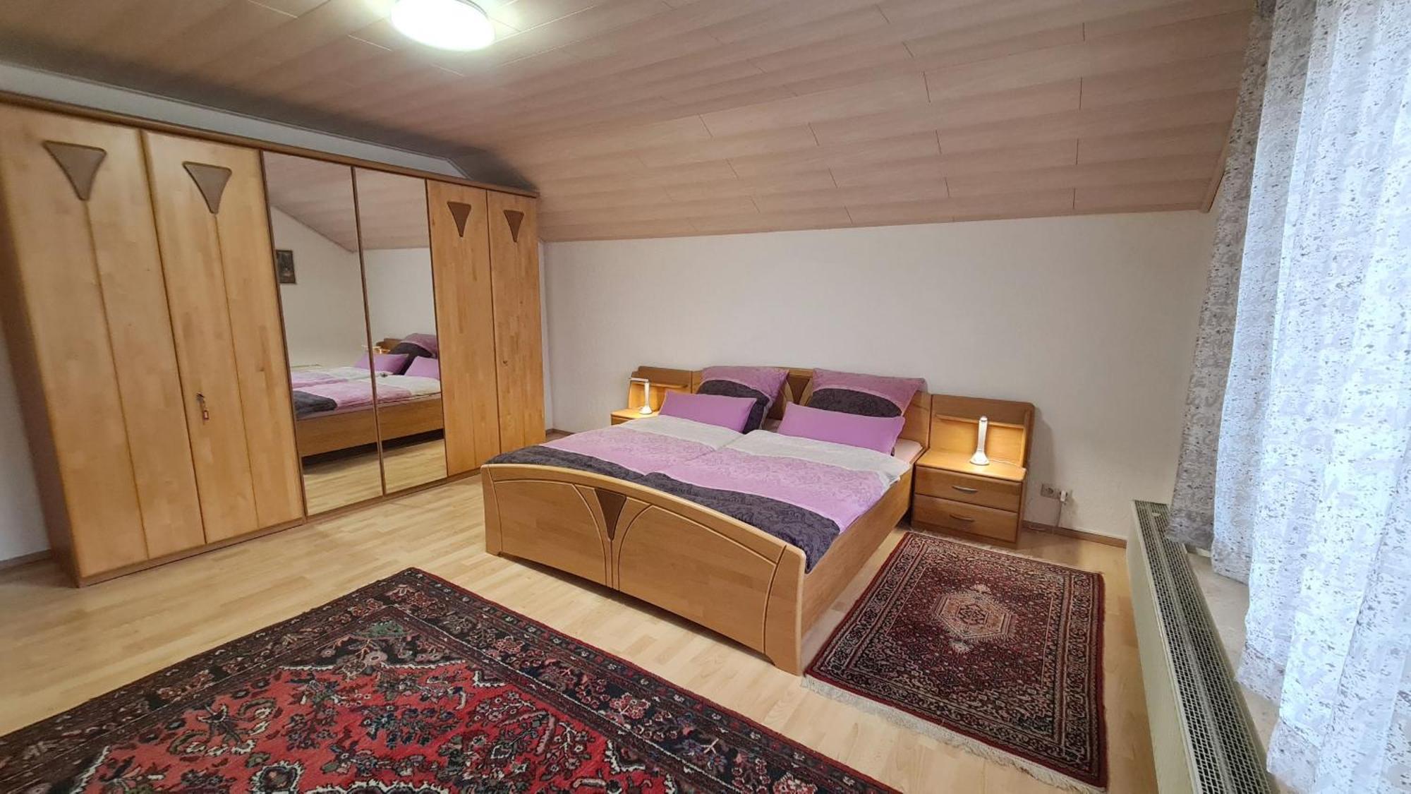 Gemuetliche 120 Qm Ferienwohnung Mit Balkon Adelsdorf Buitenkant foto