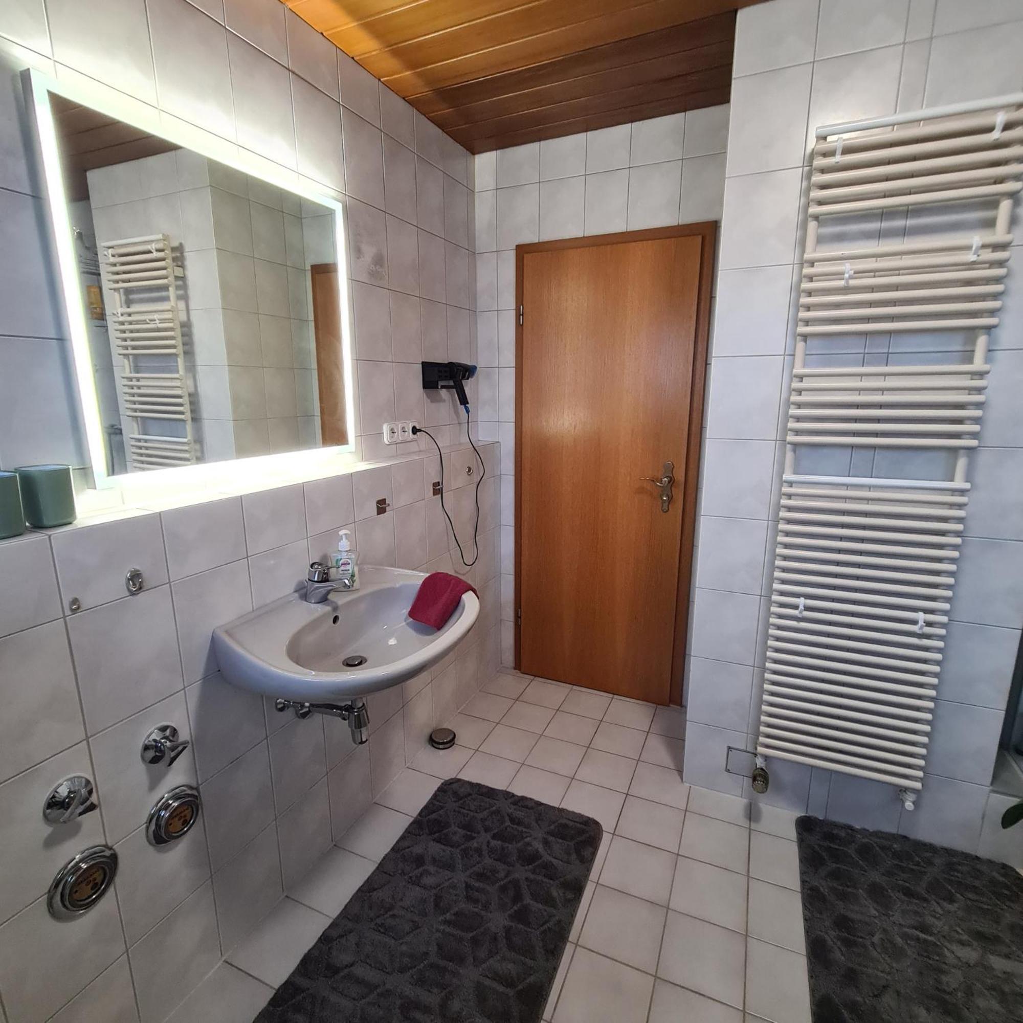 Gemuetliche 120 Qm Ferienwohnung Mit Balkon Adelsdorf Buitenkant foto